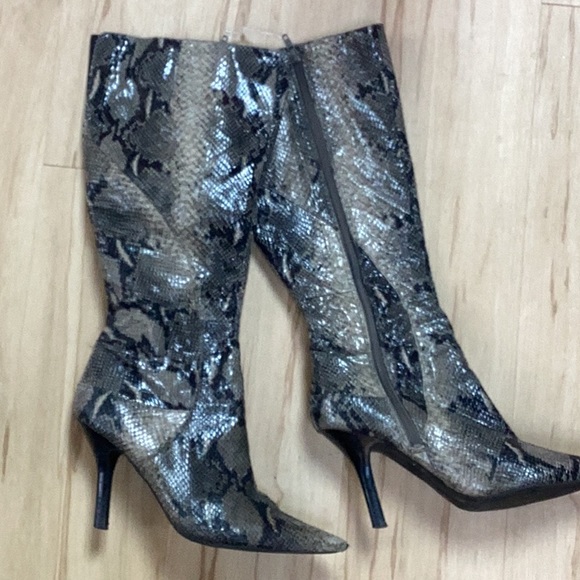 Nine West Faux Snakeskin Reptile Print High Heel Stiletto Pointed Toe Knee Boot - Picture 2 of 12
